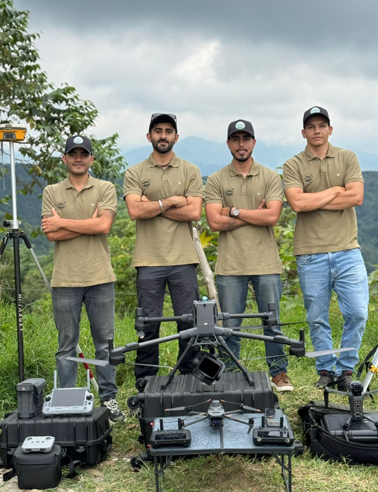 Equipo profesional de Ecosensor con drones y equipos GNSS