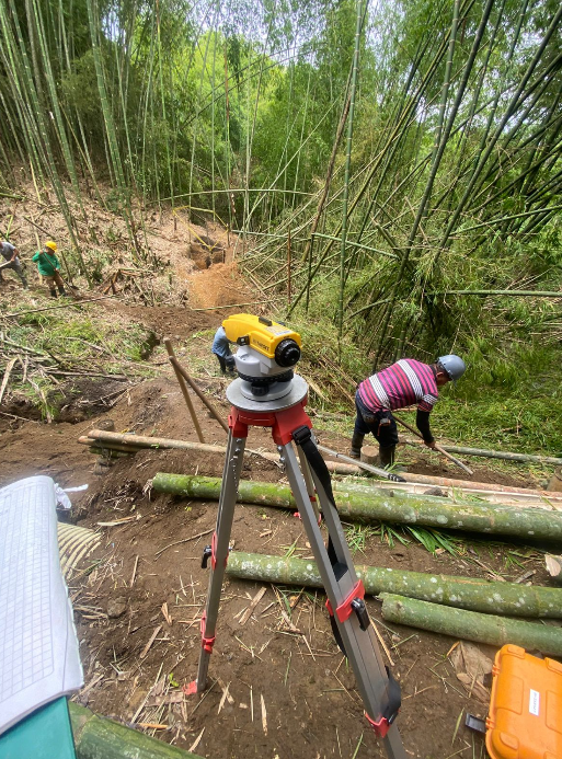 Brigada topográfica trabajando en terreno forestal