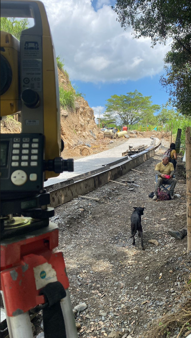 Equipo topográfico operando en un corredor de obra