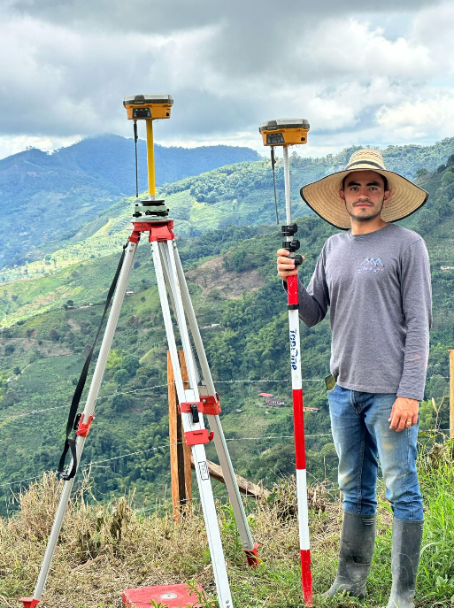 Profesional operando equipo GNSS en zona rural