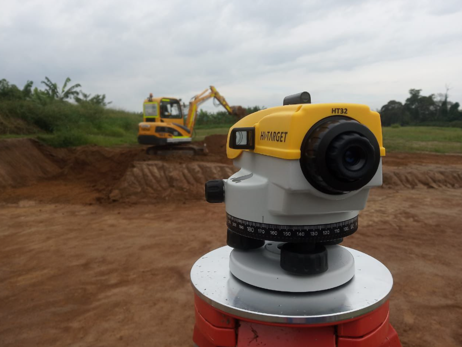 Nivel óptico utilizado en una obra de movimiento de tierras