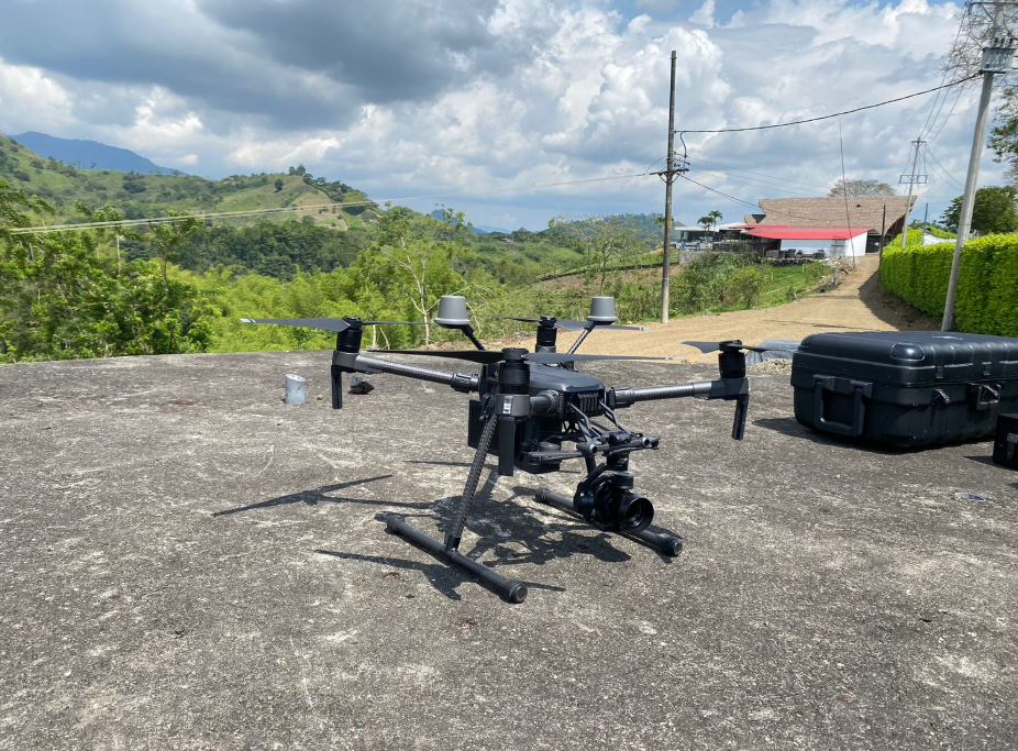 Dron y equipo técnico preparados para vuelo